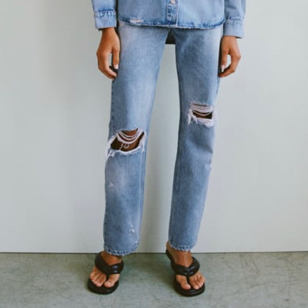 ZARA RIPPED MOM JEANS (SIZE 4)